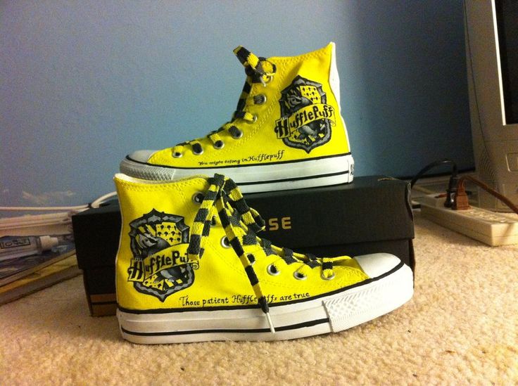 Custom Hufflepuff Converse by angelofrock1.deviantart.com on @deviantART Hufflepuff Outfit, Harry Potter Shoes, Present For Friend, Harry Potter Accessories, Hogwarts Outfits, Harry Potter Friends, Hufflepuff Pride, Hufflepuff House, Harry Potter Merchandise