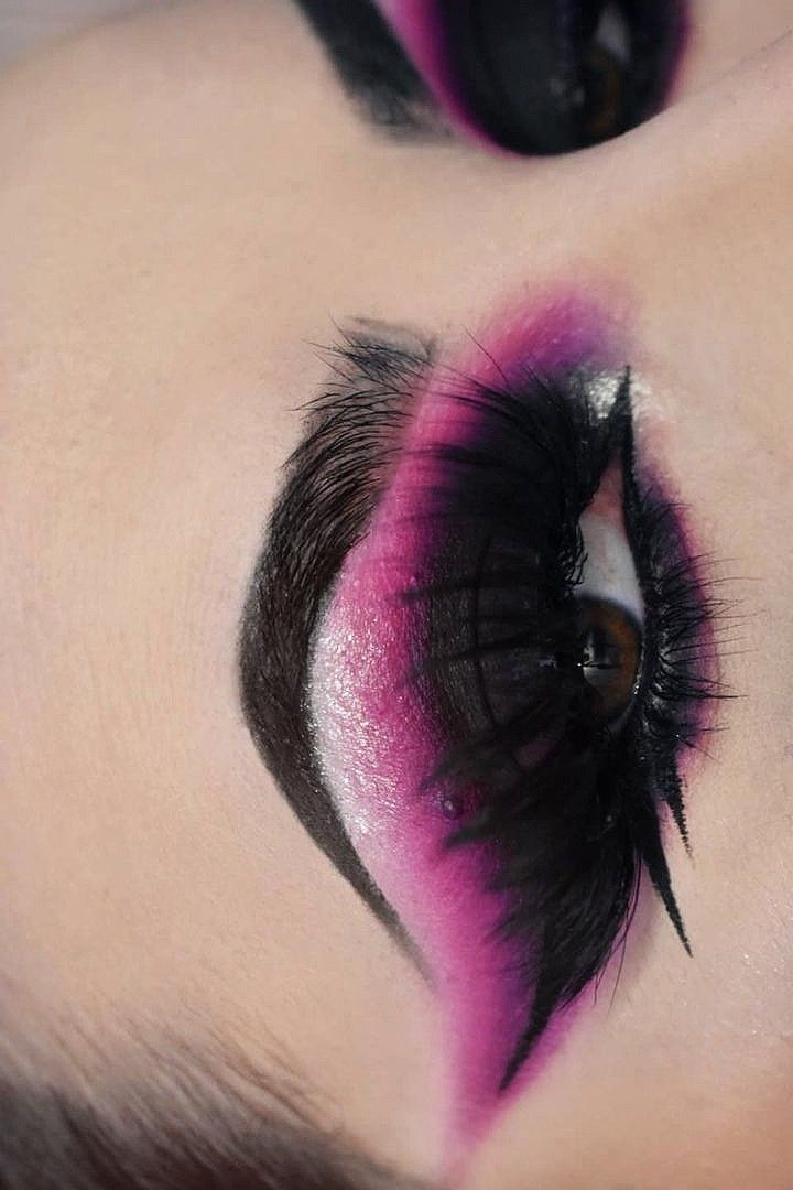 Black And Hot Pink Eyeshadow, Pink And Black Make Up Looks, Punk Eyeshadow Looks, Pink Goth Eye Makeup, Black And Hot Pink Makeup, Black And Pink Lips, Gothic Barbie Makeup, Eye Makeup For Pink Hair, Goth Valentine’s Day Makeup