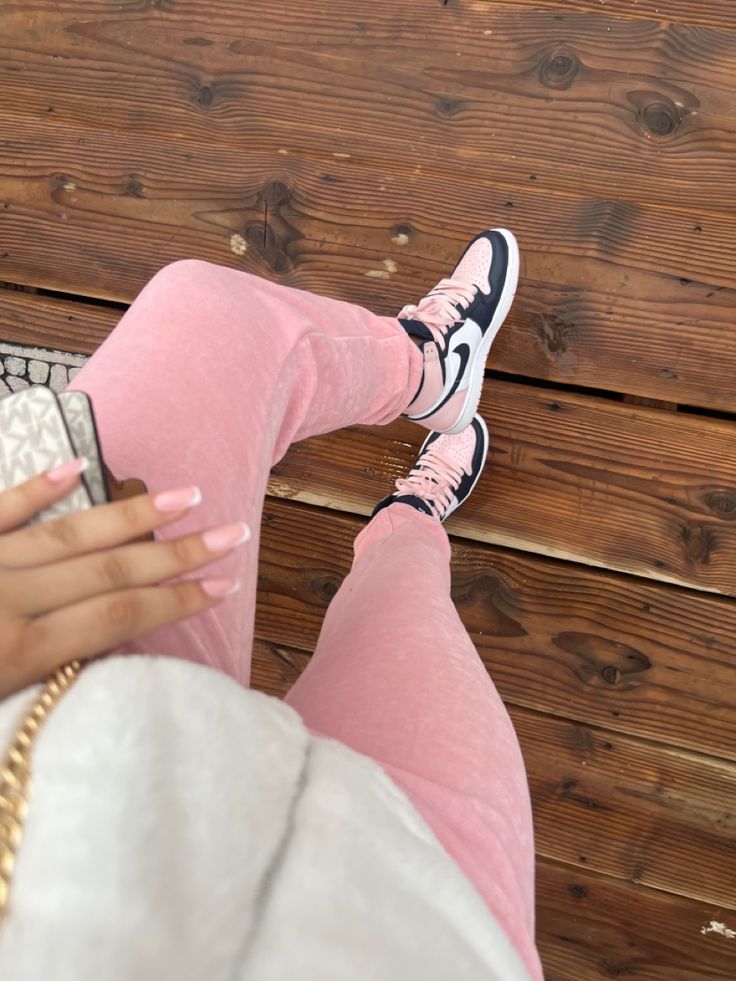 Pink Nike outfit Bubble Gum 1s Outfit, 1s Outfit, Jordans Sneakers Outfit, Baddie Style, Ootd Winter, Jordan Sneakers, Barbie Girl, Nike Dunk, Jordans Sneakers