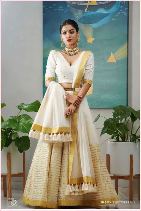 Actress Saniya Iyappan Glam Photoshoot | Kerala Lives Kasavu Half Saree, Onam Look, Onam Outfits Ideas, Saniya Iyappan, Kerala Dress, Onam Dress, Onam Outfits, Kerala Saree Blouse Designs, Onam Saree