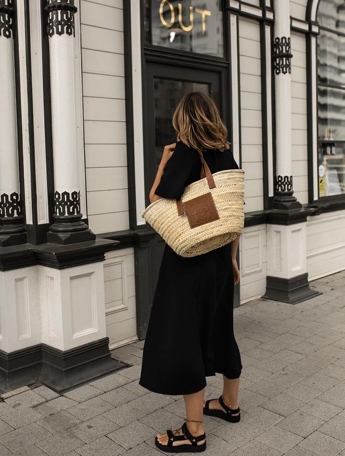 9 "Boring" Accessory Trends Minimalists Wear Day After Day | Who What Wear UK Platform Sandals Outfit, Strand Outfit, Sommer Strand Outfit, Street Style Bags, Sandals Outfit, Trending Sandals, Mode Casual, Modieuze Outfits, Basket Bag