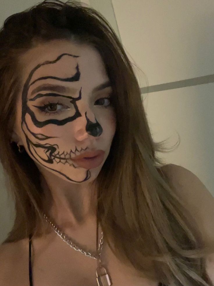 Monster Makeup Easy, Skull Costume Women, Skull Makeup Half Face, Face Skull Makeup, Halloween Makeup For School, Half Skull Makeup Halloween, Black Angel Makeup, Skeleton Makeup Half Face, Maquillaje De Payaso Mujer