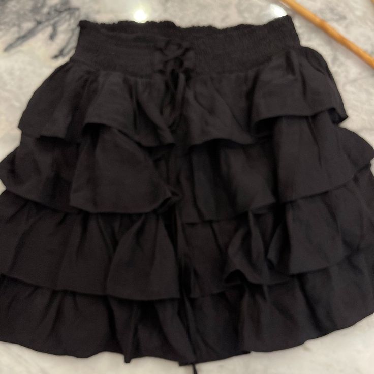 Never Worn, With Tags. Size Small. Flowy Cute Skirt With Smocked Waist Band Witchy Outfits, Flowy Mini Skirt, Belly Shirts, Cute Skirt, Fit Ideas, Cute Skirts, Dream Clothes, Black Skirt, Waist Band