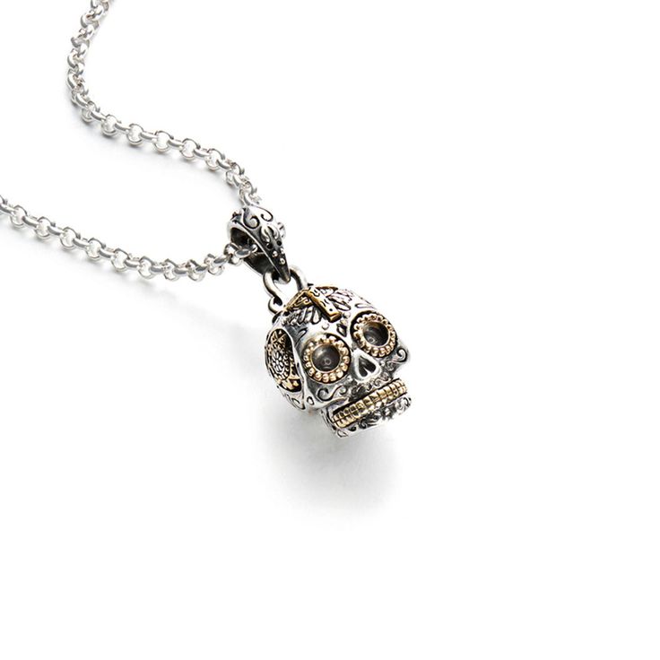 ¡Esta pequeña calavera golpea por encima de su categoría de peso! Profundidad incomparable creada por el contraste del latón de joyero sobre la plata. Con el tamaño perfecto para el uso diario, el diseño unisex no lo detendrá.

 Inspirándose en las ornamentadas calaveras mexicanas del Día de los Muertos, los maestros plateros incluyen detalles inigualables en cada colgante. Cada pieza cuenta con latón brillante rodeado de intrincados adornos tallados. Combínalo con un anillo Calavera Sugar Skul Symbolic Skull Jewelry With Oxidized Finish, Skull Shaped Jewelry With Lobster Clasp For Gift, Halloween Skull-shaped Engraved Jewelry, Halloween Skull Jewelry Engraved, Halloween Spiritual Skull Jewelry, Halloween Skull Jewelry With Engraving, Halloween Skull Shaped Engraved Jewelry, Skull-shaped Engraved Necklace For Gift, Skull Shaped Oxidized Jewelry As Gift