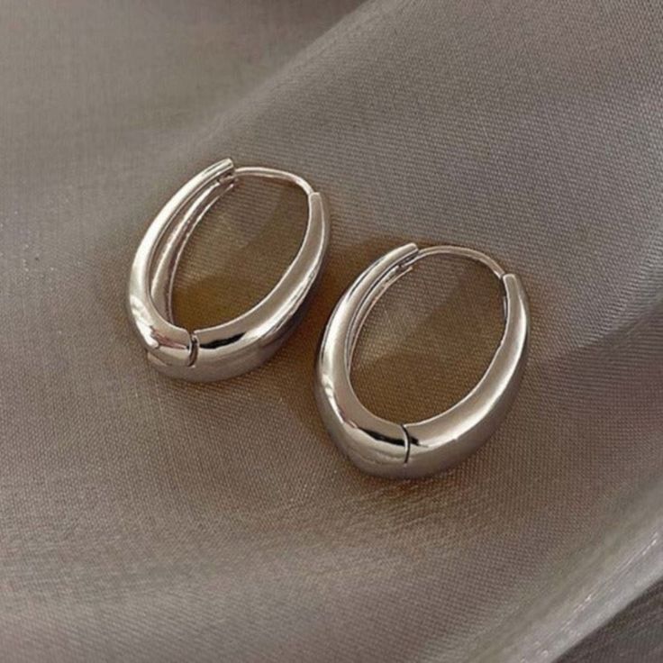 Brand New Women's Chunky Oval Hoop Earrings Genuine 14k White Gold Plated Sterling Silver 1" Tall 8mm Thick Comfortable & Lightweight Retail Price $300 Buy With Confidence From A Trusted Seller With A 99%+ Feedback Rating! A0236 (Id-397-) Silver Hoops Chunky, Silver Oval Huggie Earrings For Gift, Silver Oval Huggie Earrings As A Gift, Silver Oval Tarnish Resistant Hoop Earrings, Modern Oval Hoop Earring Sold Individually, Classic Oblong Hoop Earrings, Trendy Oval Everyday Earrings, Trendy Oval Earrings For Everyday, Silver Oblong Earrings