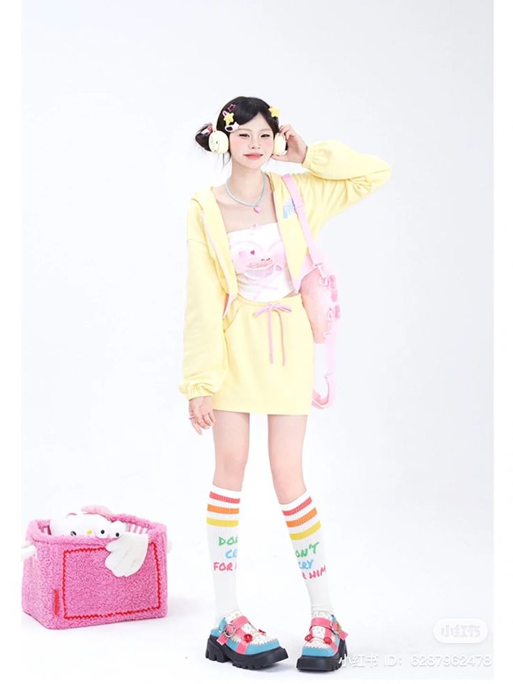 Fashion Outfits Japanese, Yellow Pink Outfit, Cute Outfits Kawaii, Outfits Japanese, Pose Standing, Yearbook Pictures, Yellow Clothes, Harajuku Girls, Pastel Fashion