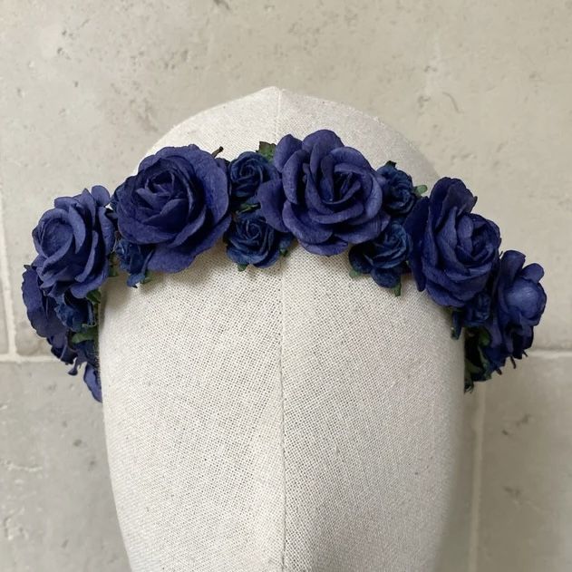 navy blue rose flower crown Obx Midsummer, Flower Crown Blue, Midsummer Party, Lyanna Stark, Blue Rose Flower, Winter Goth, Blue Flower Crown, Dark Blue Flowers, Rose Flower Crown