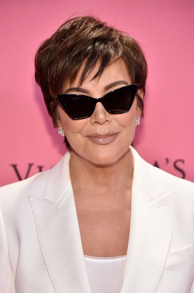 Kris Jenner Short Hairstyles Looks - StyleBistro Twitter Dp, Gray Haircuts, Kris Jenner Hair, Messy Chic, Modern Pixie, Jenner Hair, Edgy Short Haircuts, Gray Hairstyles, Straight Hairstyles Medium