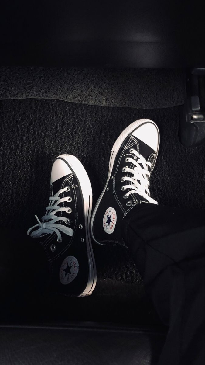 Converse Black Aesthetic, Grunge Skater Aesthetic, Emo Shoes, Sneakerhead Room, Grunge Shoes, Optical Illusion Wallpaper, Wall Street Art, Skater Aesthetic, Converse Black