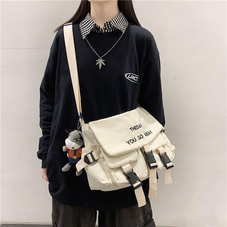 Study Outfit, Shoulder Bag Outfit, Accessories Bag, Kawaii Style, Shoulder Messenger Bag, Wearing Clothes, Cute Bags, Kawaii Fashion, Outfits Aesthetic