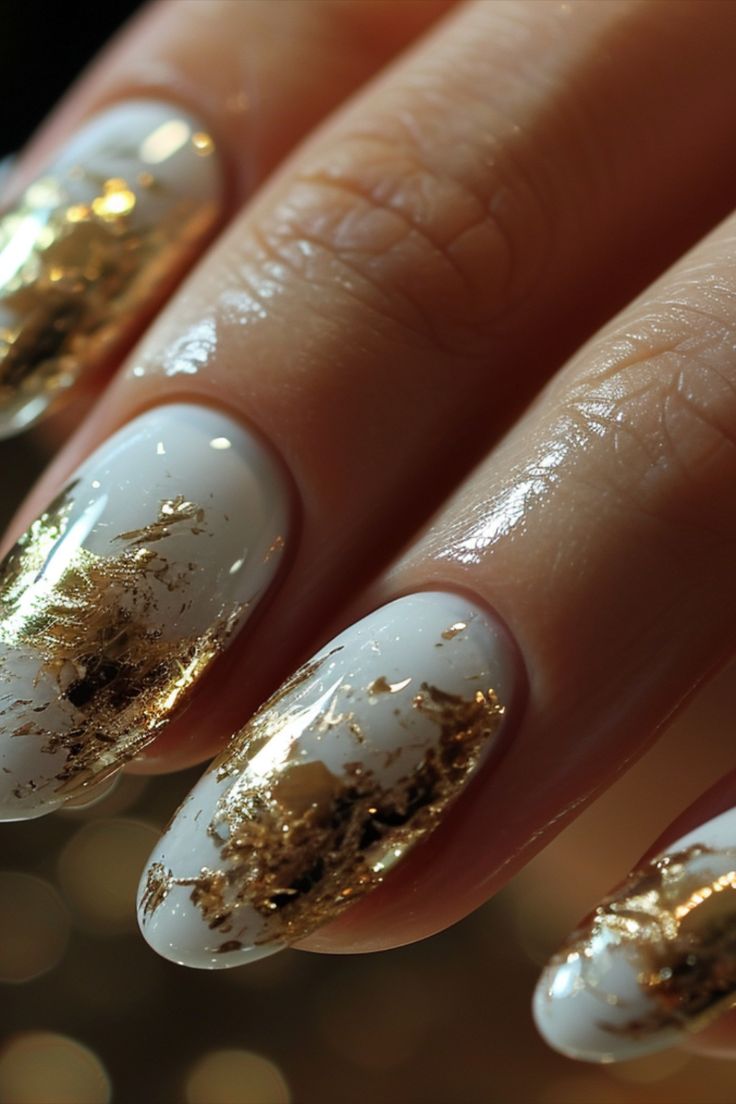 White & Gold Nails White And Golden Nails, White Gold Nails, White And Gold Nails, White Nails With Gold, New Years Nail Art, Nails Trend, Golden Nails, Gold Nail Designs, Stylish Nails Designs