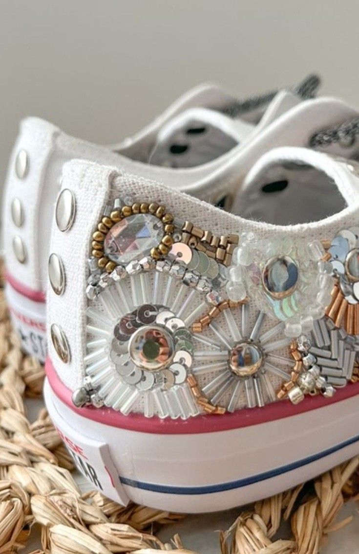 Jeans Bordados, Shoe Refashion, Tie Dye Shoes, Embroidery Beaded, Denim Embroidery, Beaded Shoes, Work Sneakers, Shoes Diy, Embroidery Shoes