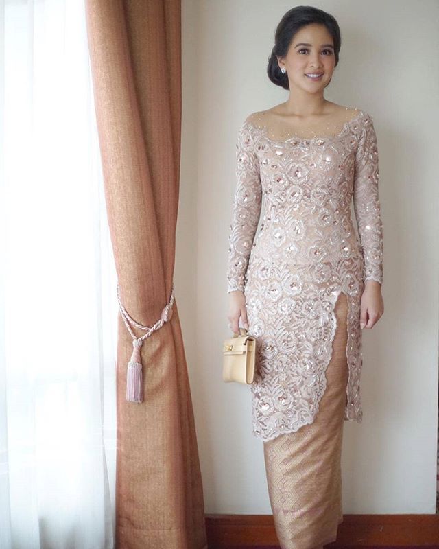 By @stachylubis Vera Kebaya, Kebaya Simple, Dress Brokat Modern, Model Dress Kebaya, Kebaya Lace, New Hijab, Fesyen Islam, Kebaya Modern Dress, Dress Kebaya