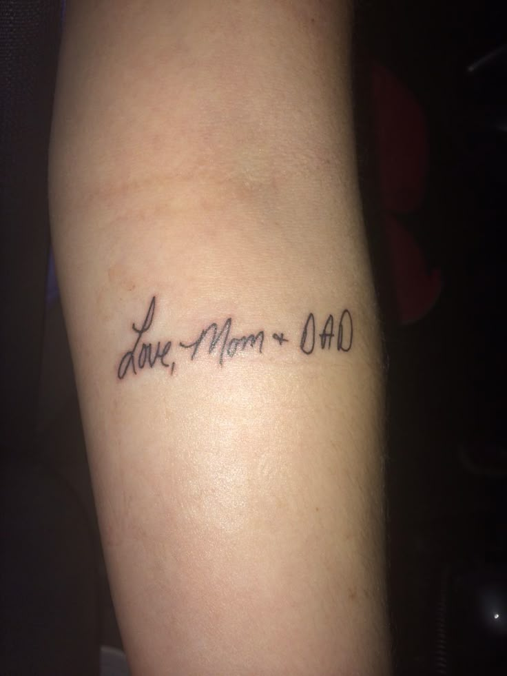 a woman's arm with the words i love mom and dad written on it