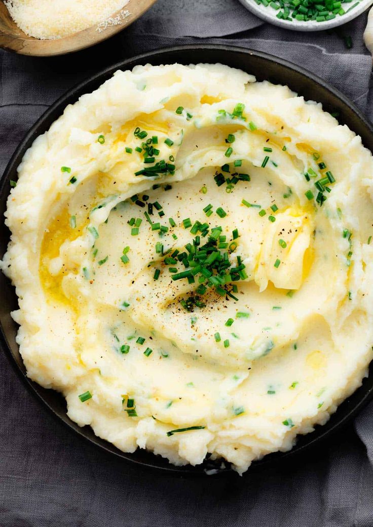 Creamy Garlic Mashed Potatoes - Chefjar Mashed Potatoes Recipe Cream Cheese, Thanksgiving Sidedish, Meal Sides, Cream Cheese Mashed Potatoes, Creamy Garlic Mashed Potatoes, Garlic Mashed Potatoes Recipe, Crockpot Mashed Potatoes, Cream Cheese Potatoes, Cheese Mashed Potatoes