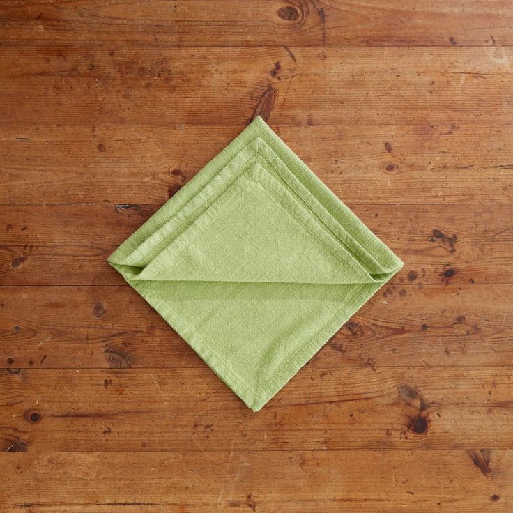 Christmas Tree Napkin Fold Tree Napkin Fold, Fold A Napkin, Wall Mounted Christmas Tree, Christmas Tree Napkin Fold, Napkin Ideas, Christmas Tree Napkin, Christmas Napkin Folding, Tree Napkin, Christmas Card Images