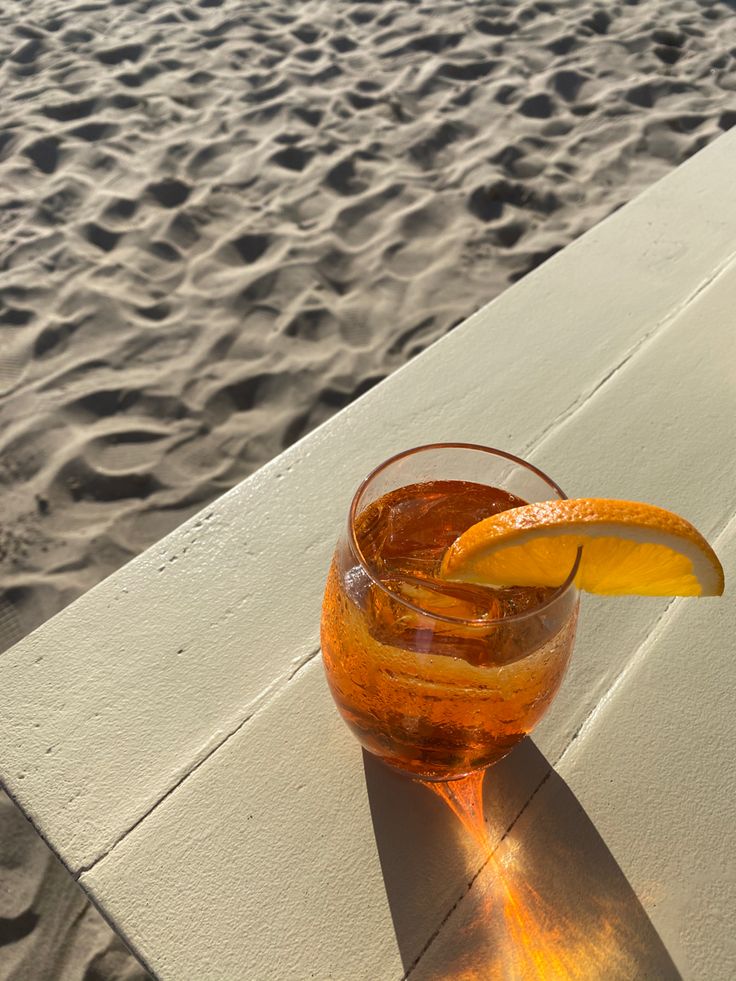 Aperol spritz on the beach in santa monica California Aperol Spritz Summer, Beach Cocktails Aesthetic, Drinks On The Beach, Spritz Aesthetic, Orange Beach Aesthetic, Summer Orange, Orange Summer Aesthetic, Santa Monica Aesthetic, Aperol Spritz Aesthetic