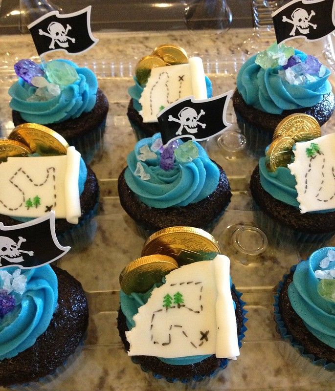 cupcakes decorated with pirate symbols and decorations