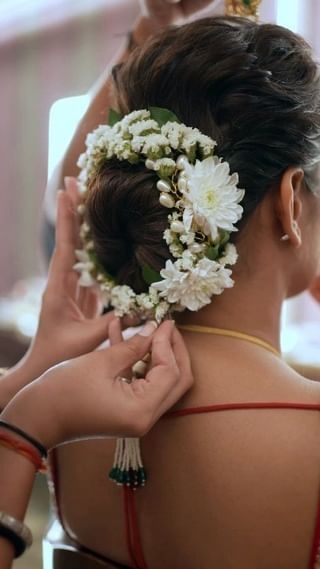 Instagram Bun Haïr Style For Wedding, How To Put Flowers In Hair, Bridal Bun Hairstyles Indian Flower, Gajra Hairstyles Buns, Flower Hairstyles Indian, Hair Braid Bun, Floral Hair Bun, Bun With Flowers, Floral Hairstyles