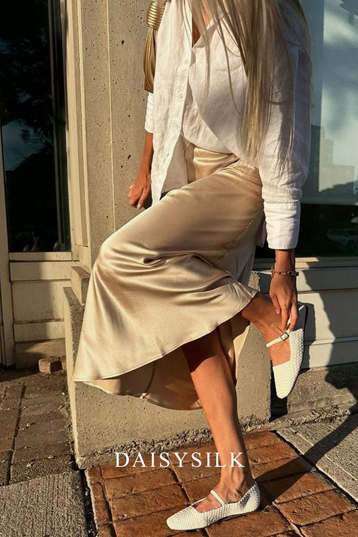 Discover the perfect blend of comfort and elegance with this effortlessly chic silk midi skirt Skirt Ootd, Silk Skirts, Silk Midi Skirt, Midi Skirts, Maxi Skirts, Silk Skirt, Mulberry Silk, Skirt Pants, Silk Satin