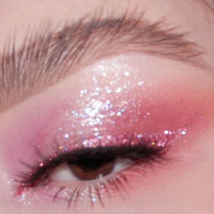 Whimsical Makeup Looks, Melanie Martinez Makeup Inspiration, Colourful Eyeshadow Looks, Makeup Pink Eyeshadow, Hot Pink Makeup, Taylor Swift Makeup, Maquillage On Fleek, Concert Makeup, Cute Eye Makeup