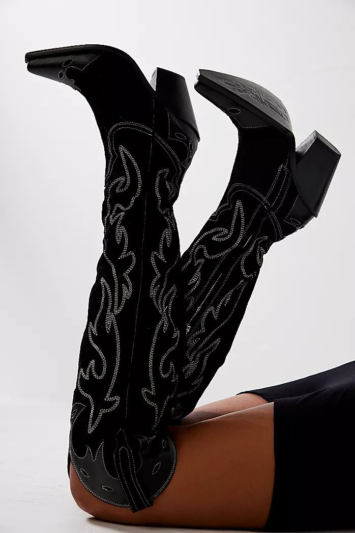 embroidered Rustic Cowgirl Boots, Styled Cowboy Boots, Wide Calf Western Boots For Women, Womens Western Shoes, Cute Cowgirl Boots Outfits, Western Gothic Fashion, Black Western Outfit, Cowboy Couture, Fringe Cowgirl Boots