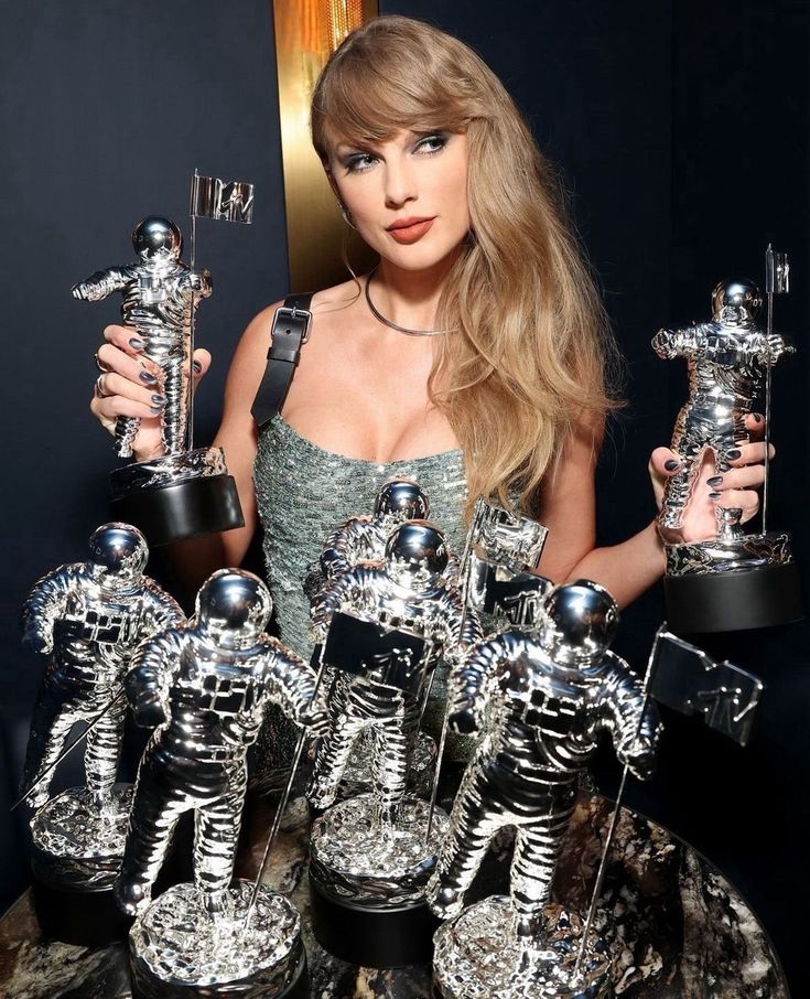 taylor swift posing with her trophies at the 2013 billboard music awards in las vegas, nv