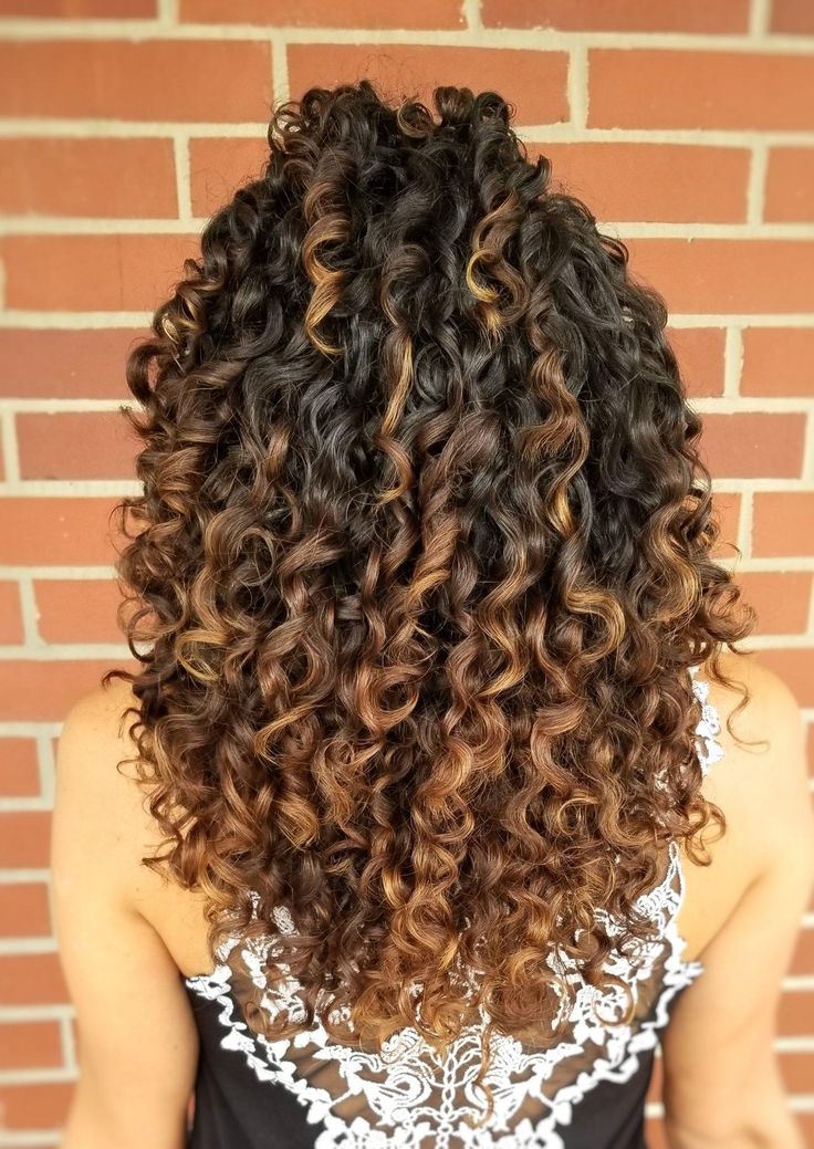 Hair done by kccurls Curly Hair Ombre Balayage, Partial Highlights Curly Hair, Caramel Curly Hair, Long Layered Curly Hair, Curly Hair Color, Ombre Curly Hair, Loose Curly Hair, Cabello Afro Natural, Dyed Curly Hair