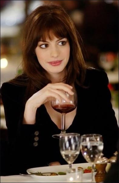 Anne Hathaway in The Devil Wears Prada ~eyemakeup Ann Hathaway, Devil Wears Prada, Wispy Bangs, Fabulous Dresses, Anne Hathaway, 가을 패션, The Devil, Hair Trends, Personalized Jewelry