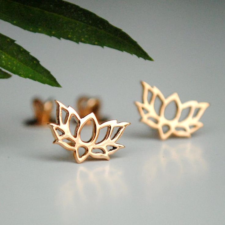 These tiny, simple and cute rose gold lotus earrings are your perfect pair to wear everyday. They make for a perfect gift for your daughters birthday or just :) * Gold - 14k, 2 gms Solid Rose gold (approx) * Dimension : 8 x 12 mm (approx) * Type : Screwback (14K Solid Gold) Lotus Earring - Tiny Flower Studs - Yoga Jewelry - Baby Girl Jewelry Find us on Instagram for exquisite designs: @abhikajewels Like us on Facebook: www.facebook.com/Abhikajewels Thank you for visiting our shop.. :) Lotus Silhouette, Yoga Earrings, Small Earrings Gold, Daughters Birthday, Crochet Boho Bag, Lotus Jewelry, Lotus Earrings, Gold Lotus