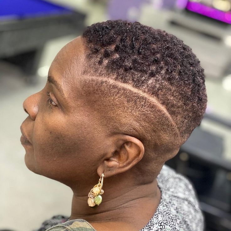 Fade Haircuts For Black Women, Hard Part Fade, Short Haircuts Black Hair, Fade Haircut Women, Tiny Curls, Rocker Hair, Short Afro Hairstyles, Short Natural Hair, Fade Cut