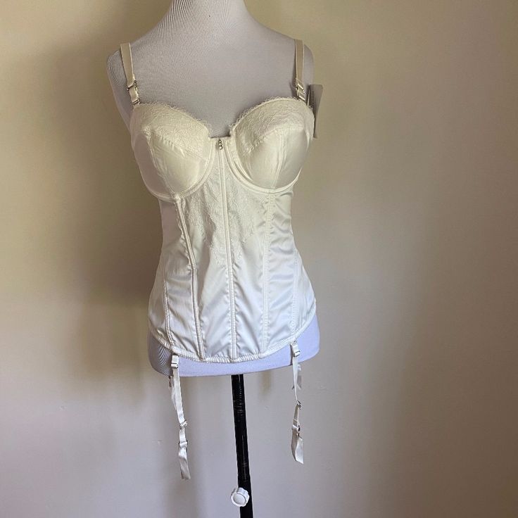 38d Nwt Bridal Bustier In Ivory. Elegant Spring Corset With Underwire, Elegant White Corset With Straps, Elegant Cream Corset With Sweetheart Neckline, Elegant Beige Corset With Built-in Bra, Elegant Beige Corset With Sweetheart Neckline, White Underbust Corset With Straps, Fitted White Corset With Straps, Elegant Cream Bodice With Corset Back, White Fitted Corset With Straps