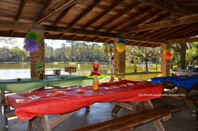 there are many canoes on the picnic table