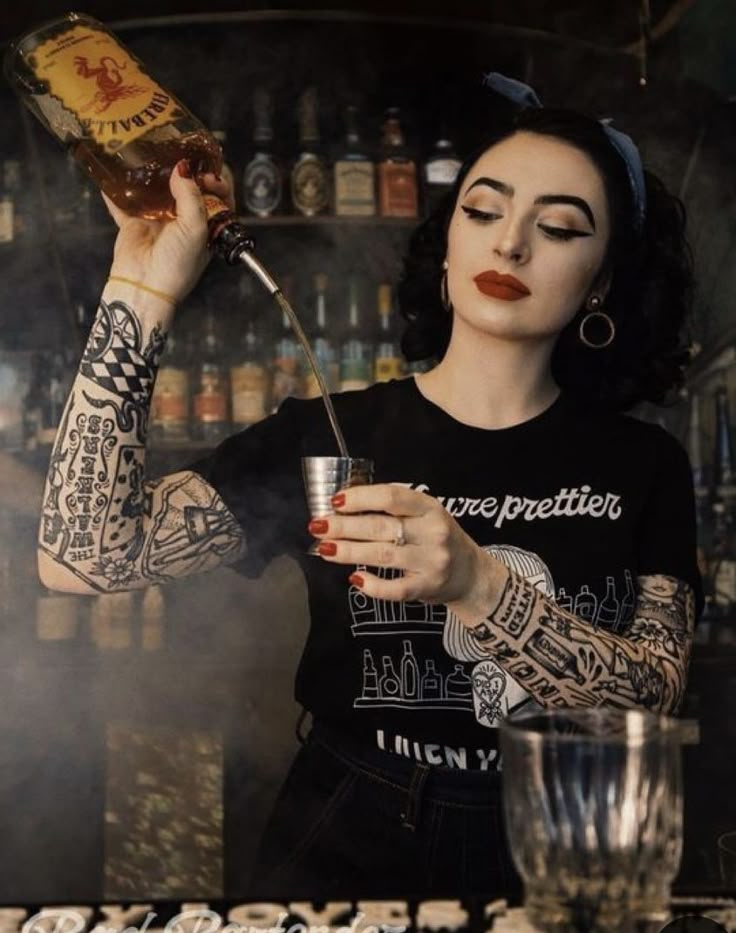 Bartenders Photography, Bartender Tips, Server Ideas, Female Bartender, Server Problems, 50s Pinup, Whiskey Girl, Bar Shirt, Restaurant Photography