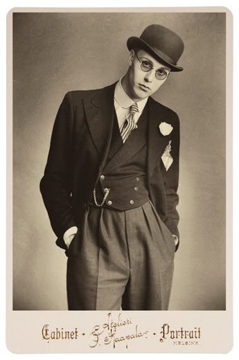 By Atelieri O. Haapala, 1920s Men, Victorian Photography, Mens Fashion Vintage, Dandy Style, Portrait Vintage, Vintage Mens Fashion, Vintage Mode, Vintage Portraits, 1920s Fashion