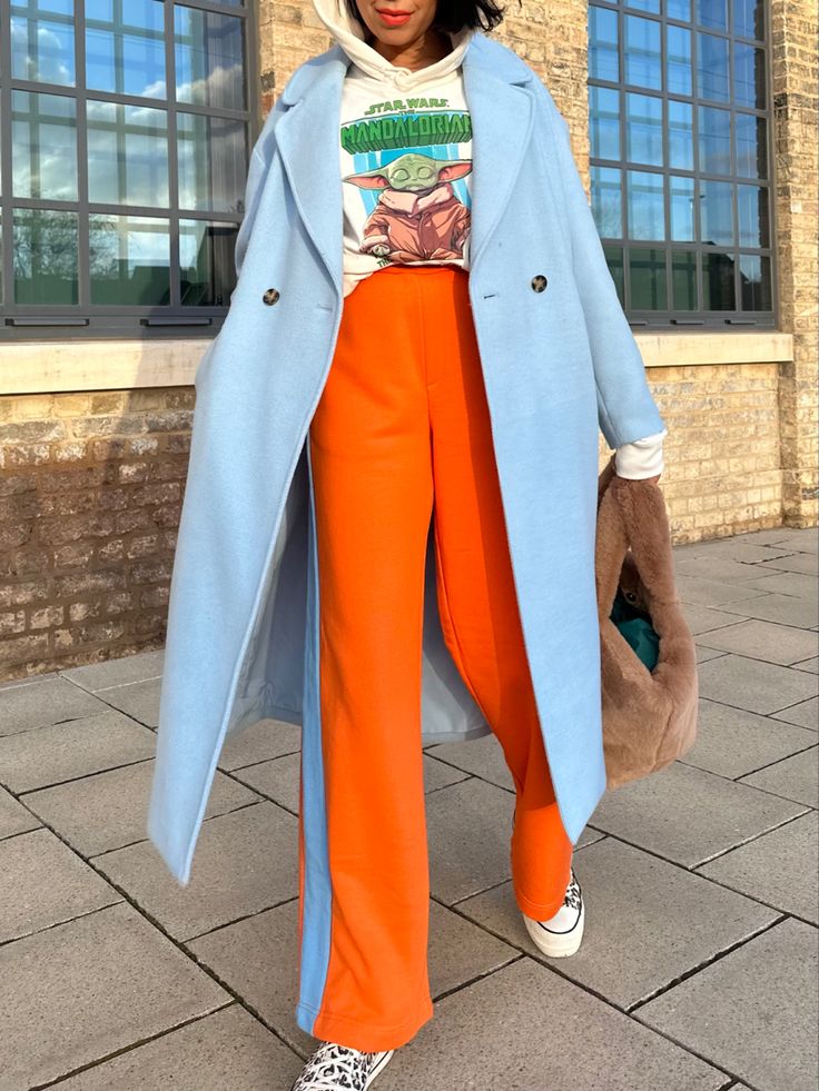 Blue Cold Outfit, Winter Colourful Outfits, Colour Winter Outfit, Bright Fashion Outfits, Winter Dopamine Dressing, Dopamine Dressing Fall, Colorful Winter Outfits Street Styles, Colorful Winter Outfits Aesthetic, Bold Winter Outfits