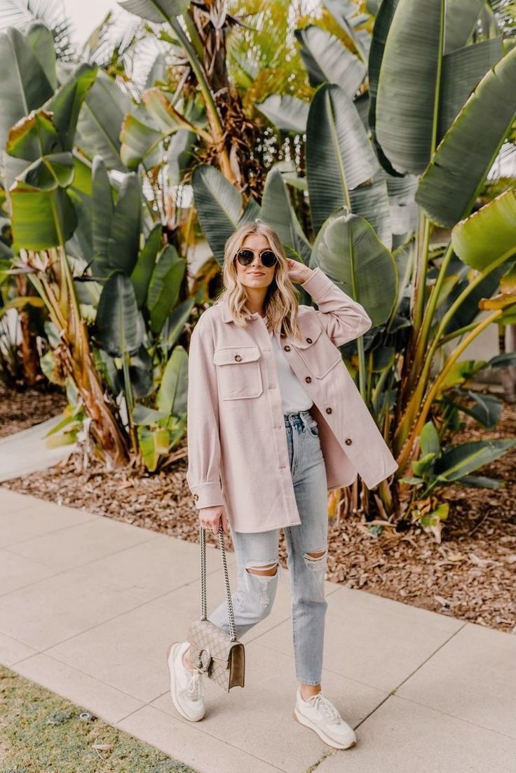 Mar 6, 2021 - The Shacket trend isn't going away any time soon. Top Blogger, Navy Grace, shares her top Spring Shacket picks for Spring. Click now! Shacket Outfit Women, Comfy Spring Outfits, Shacket Outfit, Athleisure Trend, Elegante Casual, Fashion Weeks, Pink Jacket, Outfits Casuales, Ripped Jeans