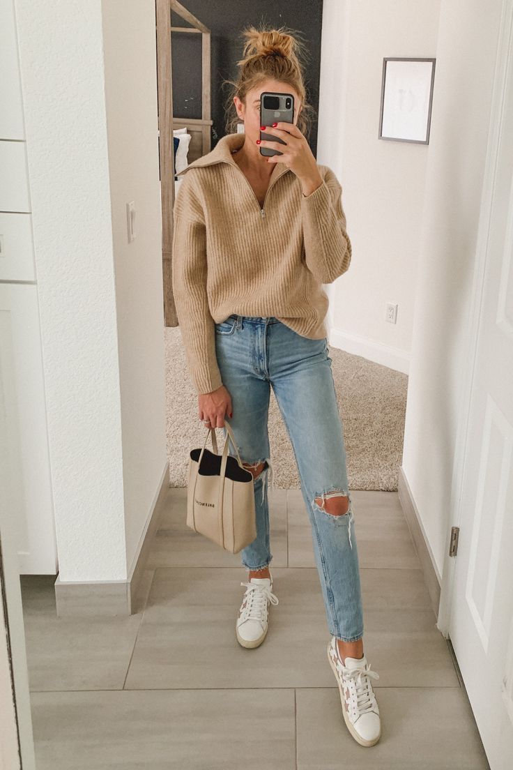 Comfy Cool Mom Outfits, Mum Casual Winter Outfits, Fall Winter Mom Outfits, Mom Jeans With Sweater, Polished Mom Style, Everyday Mum Outfit, Sahm Winter Outfits, Causal Jean Outfits, Outfit Helle Jeans