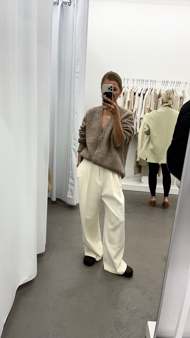 Frankie Shop Street Style, Frankie Shop Outfit, The Frankie Shop Outfit, Nude Sweater Outfit, Wide Pant Outfit, Wide Pants Outfit Winter, Outfit With Beige Pants, Nude Pants Outfit, Beige Style Fashion