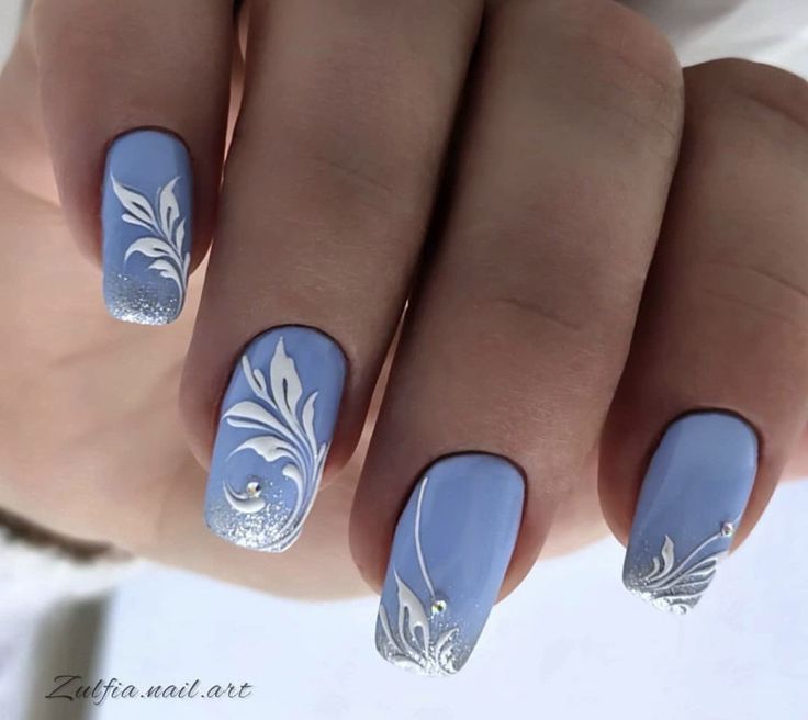 White Floral Nails, 2023 Manicure, Manicure 2023, Neutral Nail Art Designs, Neutral Nail Art, Glitter French Nails, Rose Gold Nails Design, Blue Nail Art Designs, Lilac Nails