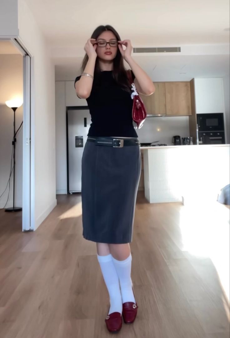 fashion inspo skirt Corp Core Aesthetic, Middie Skirt Outfit, Office Core Aesthetic Outfits, Corp Core Outfit, Corp Core Fashion, Nerdcore Aesthetic, Bayonetta Outfits, Office Core Outfit, Geek Chic Outfits