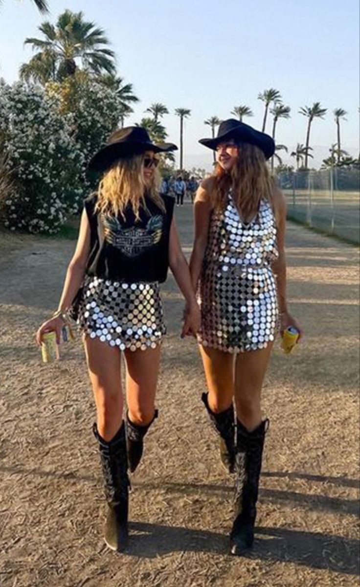 Coachella Party Outfit, Cowgirl Bachelorette Party Outfits, Cowgirl Outfits Party, Coachella Party, Cowgirl Bachelorette Parties, Outfit Botas, Christmas Boho, Trending 2023, Look Festival