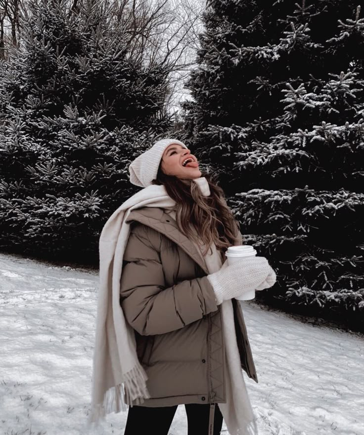 Pose In Snow Photo Ideas, Warm Winter Outfit, Pictures In The Snow Instagram, Very Cold Winter Outfits Snow, Snow Selfies Aesthetic, Switzerland Instagram Pictures Winter, Ig Inspo Pics Winter Snow, Ski Outfits For Women, Mode Au Ski