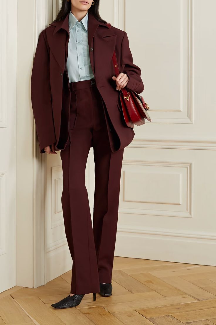 Burgundy Suit Women, Gucci Shirt, Look Office, Elegant Outfit Classy, Burgundy Suit, Corporate Fashion, Gucci Outfits, Smart Outfit, Woman Suit Fashion