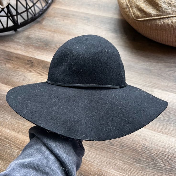 Never Worn Black Felt Hat For The Beach, Black Cloche Hat With Flat Brim, Black Hats For Spring, Black Hat One Size For Spring, Chic Black Brimmed Cloche Hat, Black Short Brim Felt Hat For Beach, One Size Black Hat For Fall, Casual Black Felt Hat For The Beach, Casual Black Felt Hat For Beach