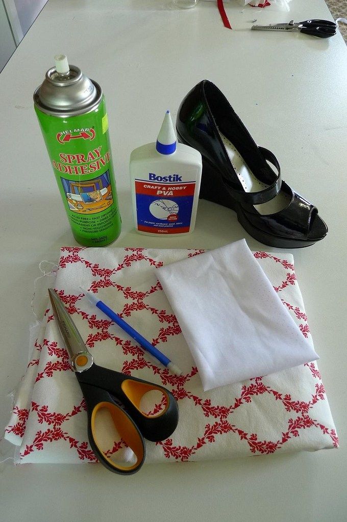 A tutorial for covering shoes with fabric. Fabric Covered Shoes Diy, Diy Fabric Shoes, Fabric Covered Shoes, Decoupage Shoes, Upcycle Shoes, Diy Heels, Shoe Refashion, Shoe Makeover, Diy Shoe