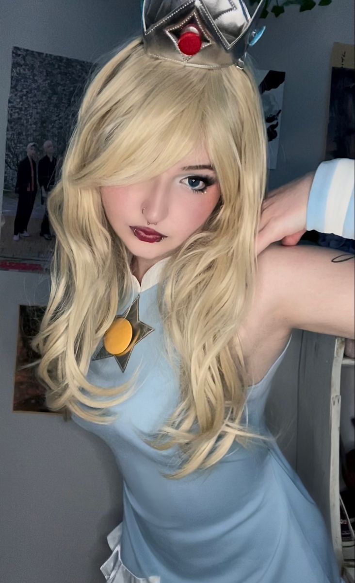 rosalina cosplay Rosalina Cosplay Makeup, Rosalina From Mario, Rosalina Mario Cosplay, Princess Rosalina Cosplay, Granmamare Cosplay, Rosalina Mario Costume, Blonde Cosplay Ideas, Rosalina Makeup, Rosalina Outfits