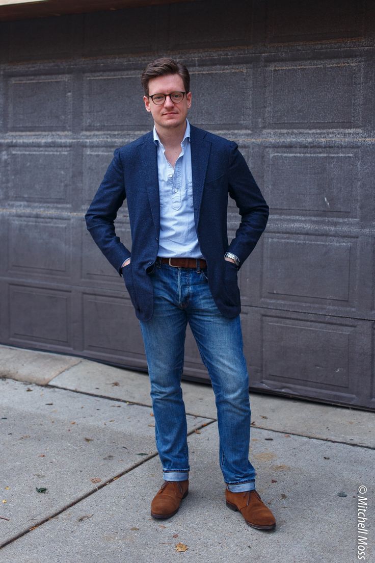 5 Ways to Wear a Navy Blazer – Menswear Musings. Eidos Chambray popover, American Eagle faded denim, Meermin suede chukkas. Jeans And Tie Men Style, Navy Sports Coat Outfit Men, Navy Blazer With Jeans, Navy Blazer Outfits, Sport Coat Outfit, Navy Blazer Men, Blue Blazer Outfit, Navy Sport Coat, Formal Men