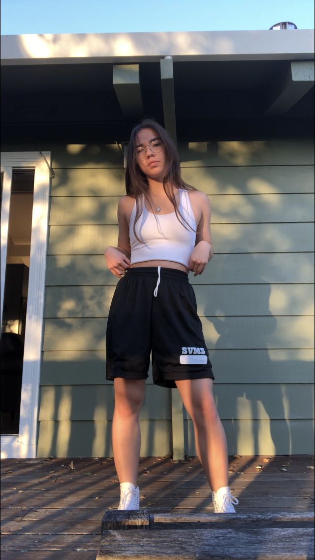 Outfit Ideas Basketball Shorts, Womens Basketball Outfits, Basketball Fashion Women, Basketball Shorts For Women, White Basketball Shorts Outfit, Grey Basketball Shorts Outfit, Baggy Athletic Shorts Outfit, Outfits With Basketball Shorts, How To Style Basketball Shorts Women