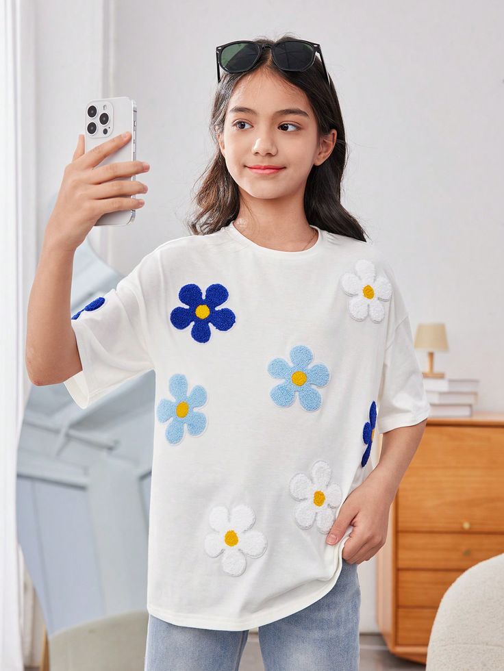 White Casual Collar Short Sleeve Knitted Fabric Floral  Embellished Slight Stretch  Tween Girls Clothing White Crew Neck T-shirt With Floral Applique, Cute Cotton Knit Top For Spring, White Crew Neck Knit Top For Spring, White Short Sleeve T-shirt With Floral Applique, White Short Sleeve Top With Floral Applique, White Floral Applique Short Sleeve Top, White Crew Neck Top With Floral Applique, Cute Cotton Tops With Floral Applique, Cute Cotton Top With Floral Applique